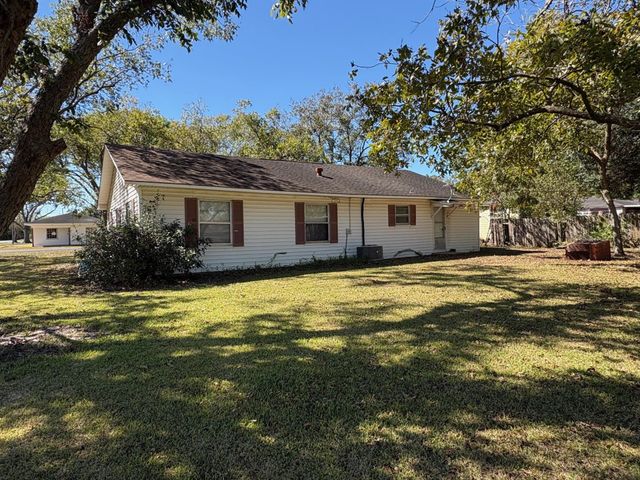 809 August Street, El Campo, TX 77437