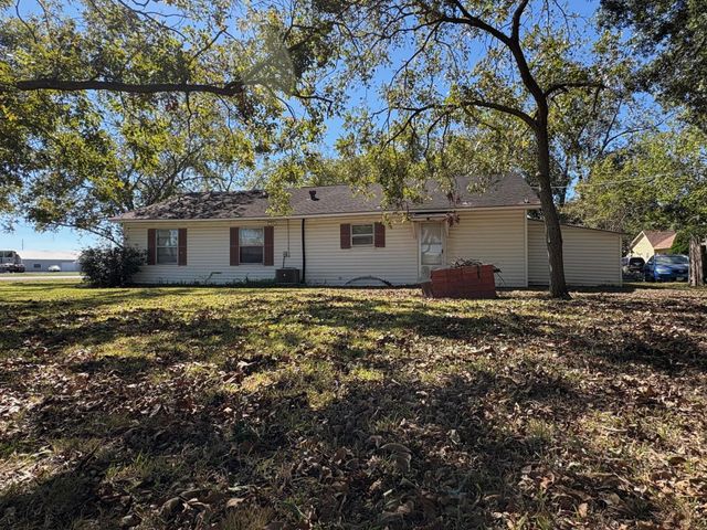 809 August Street, El Campo, TX 77437