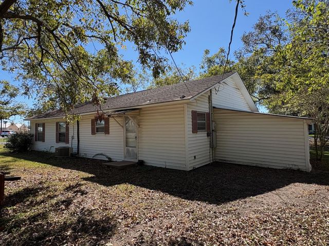 809 August Street, El Campo, TX 77437