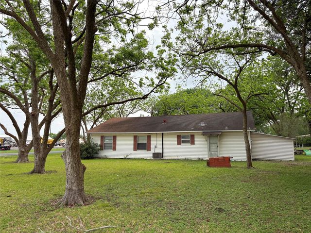 809 August Street, El Campo, TX 77437