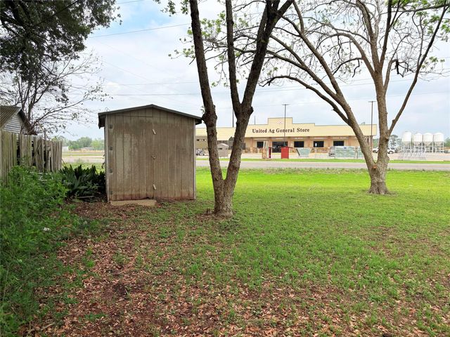 809 August Street, El Campo, TX 77437