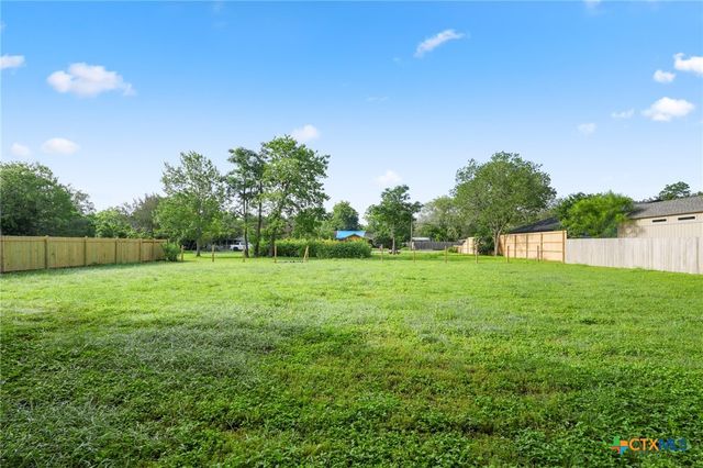649 Fir Lane, Lockhart, TX 78644