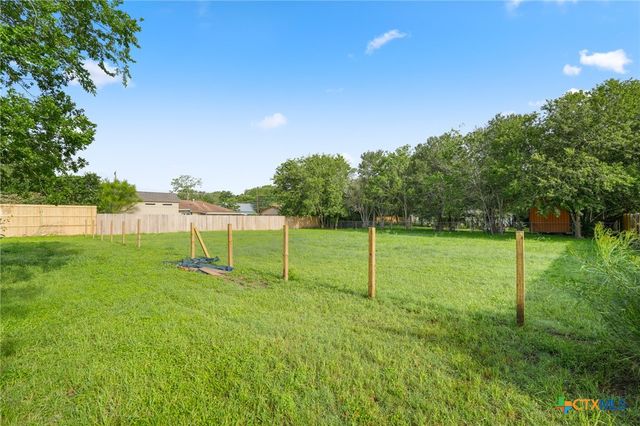 649 Fir Lane, Lockhart, TX 78644