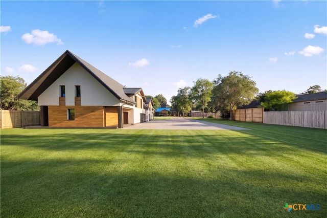 649 Fir Lane, Lockhart, TX 78644