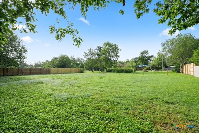 649 Fir Lane, Lockhart, TX 78644