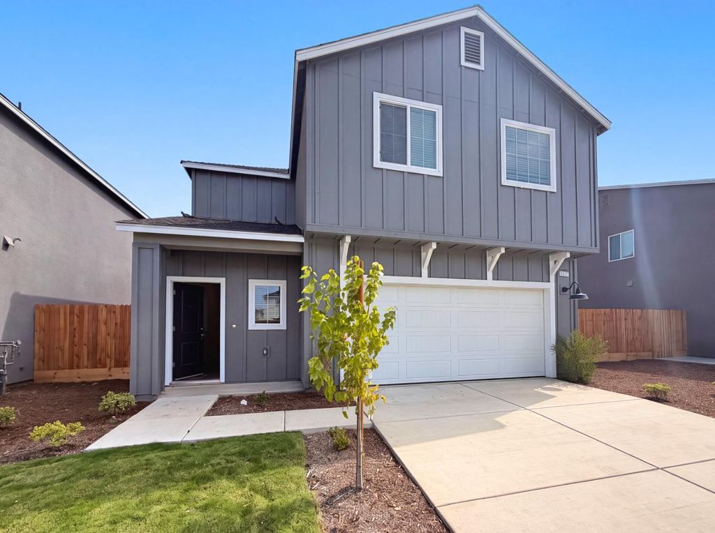 4472 Bellaire Avenue, Clovis, CA 93619