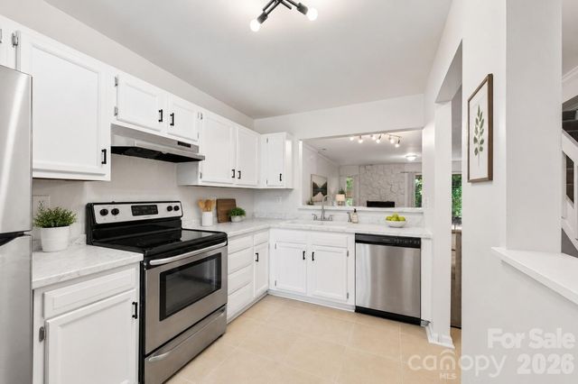 6216 Windsor Gate Lane, Charlotte, NC 28215