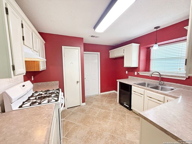 5221 Pond Lake, San Antonio, TX 78244