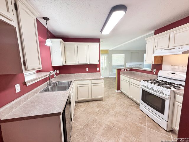 5221 Pond Lake, San Antonio, TX 78244