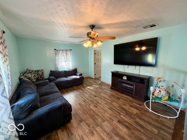 48 W Greencastle Road, Mooresville, IN 46158
