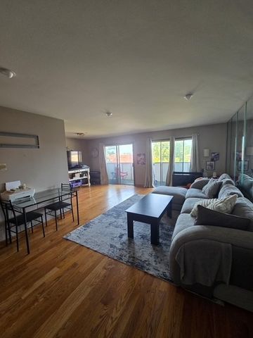 150 E Grand Avenue 302, Elmhurst, IL 60126