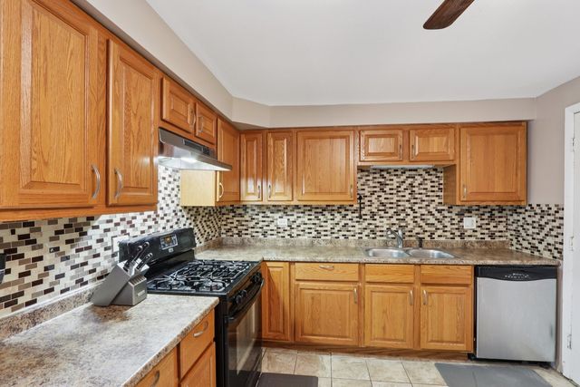1320A LORE Lane 204, Lombard, IL 60148