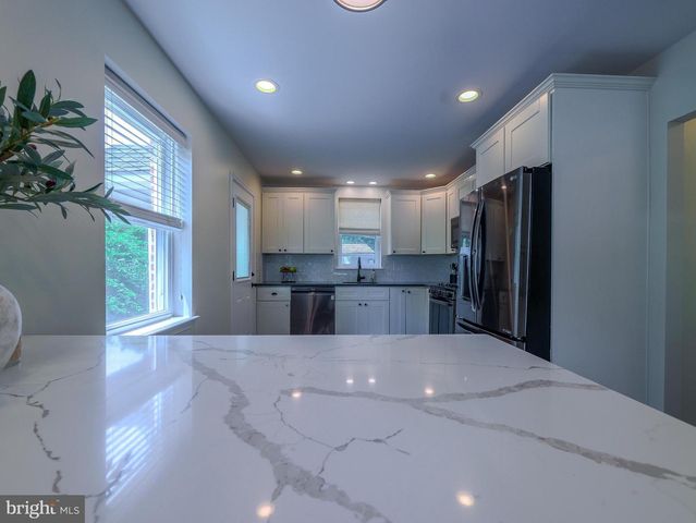 214 PARKVIEW DR, Broomall, PA 19008