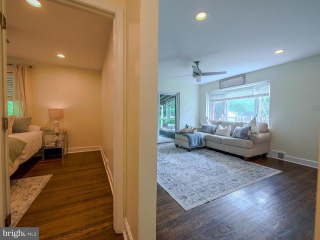 214 PARKVIEW DR, Broomall, PA 19008