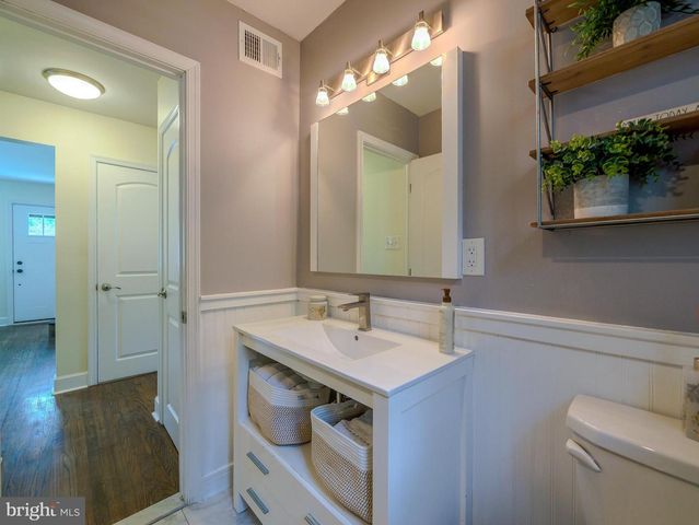 214 PARKVIEW DR, Broomall, PA 19008