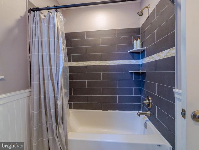 214 PARKVIEW DR, Broomall, PA 19008