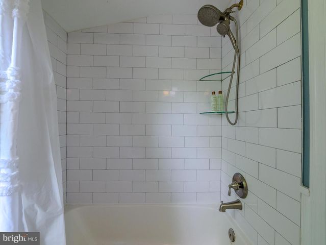214 PARKVIEW DR, Broomall, PA 19008