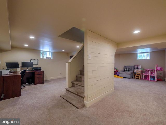 214 PARKVIEW DR, Broomall, PA 19008
