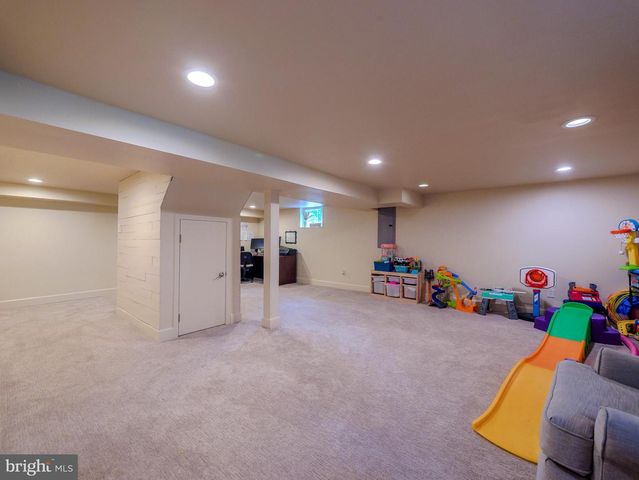 214 PARKVIEW DR, Broomall, PA 19008