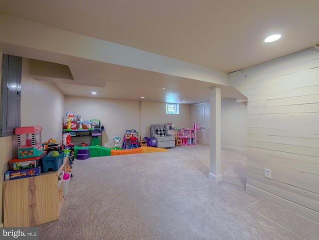 214 PARKVIEW DR, Broomall, PA 19008
