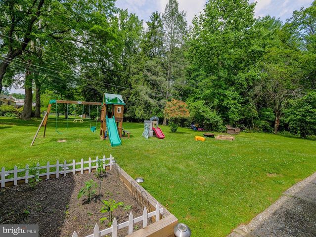 214 PARKVIEW DR, Broomall, PA 19008