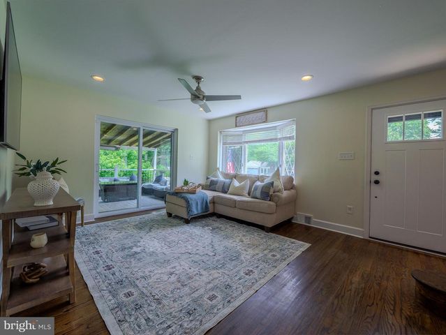 214 PARKVIEW DR, Broomall, PA 19008