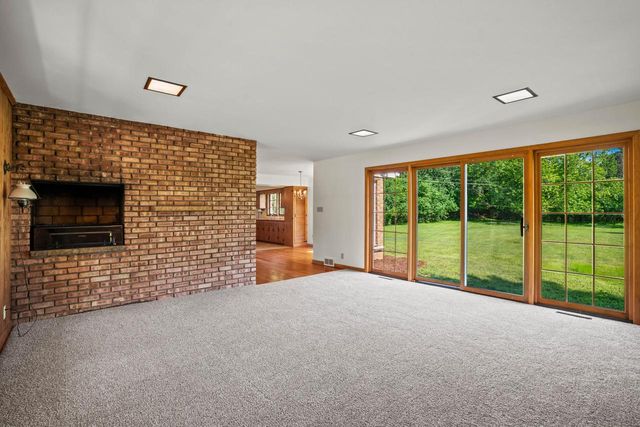 118 W Highview DRIVE, Mequon, WI 53092