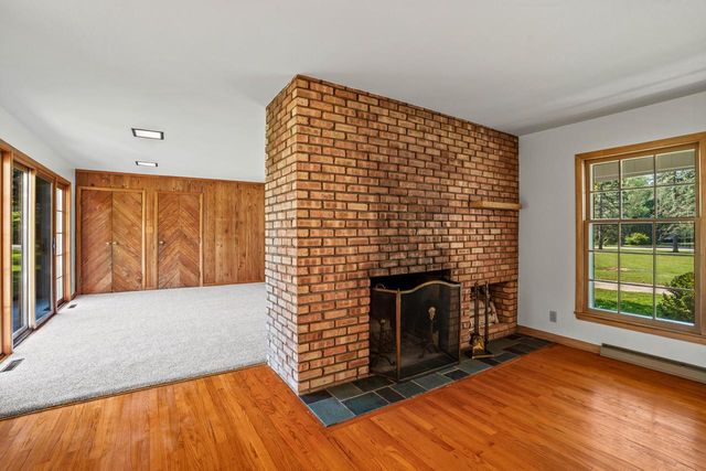 118 W Highview DRIVE, Mequon, WI 53092