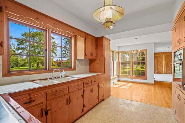 118 W Highview DRIVE, Mequon, WI 53092