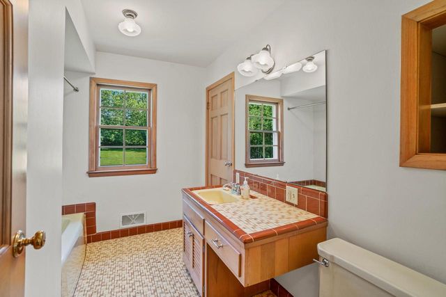 118 W Highview DRIVE, Mequon, WI 53092