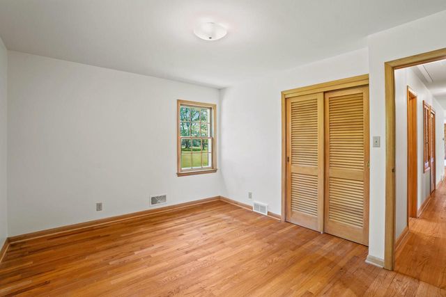 118 W Highview DRIVE, Mequon, WI 53092