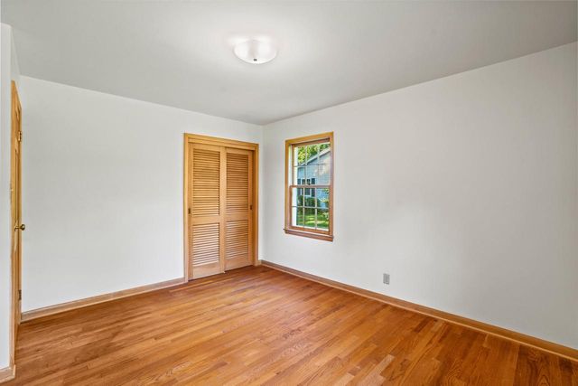 118 W Highview DRIVE, Mequon, WI 53092