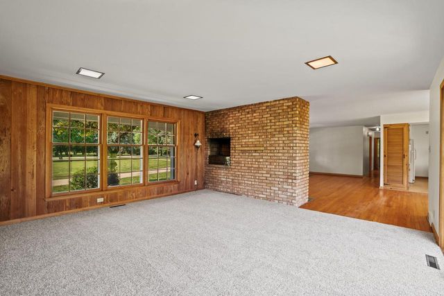 118 W Highview DRIVE, Mequon, WI 53092
