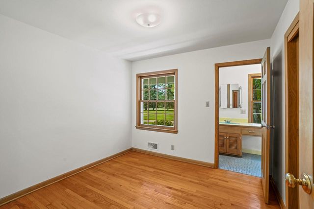 118 W Highview DRIVE, Mequon, WI 53092