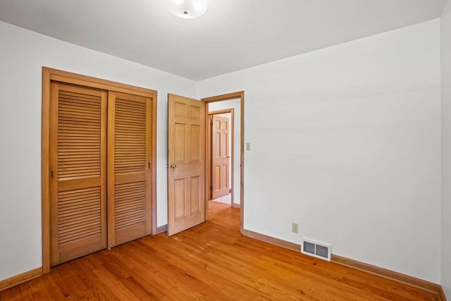 118 W Highview DRIVE, Mequon, WI 53092