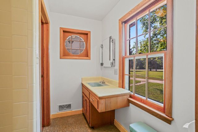 118 W Highview DRIVE, Mequon, WI 53092