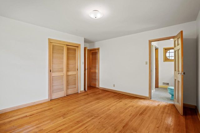 118 W Highview DRIVE, Mequon, WI 53092