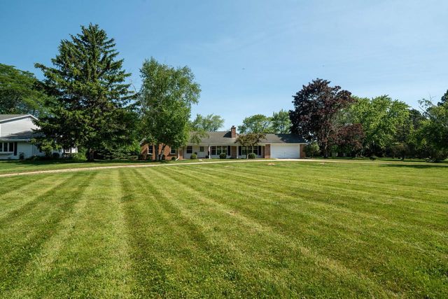 118 W Highview DRIVE, Mequon, WI 53092