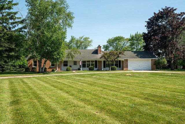 118 W Highview DRIVE, Mequon, WI 53092