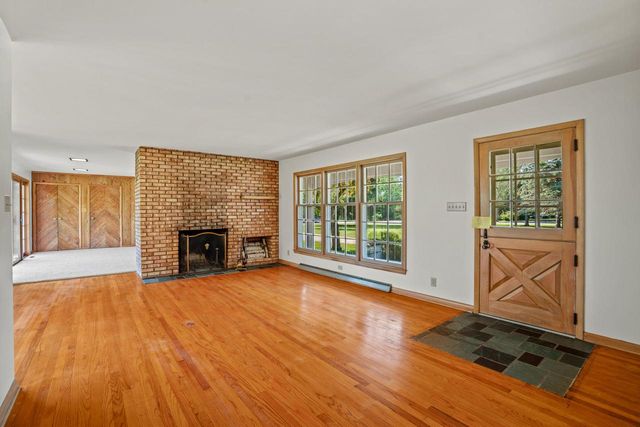 118 W Highview DRIVE, Mequon, WI 53092
