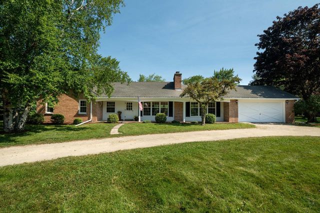118 W Highview DRIVE, Mequon, WI 53092
