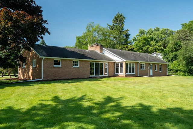 118 W Highview DRIVE, Mequon, WI 53092