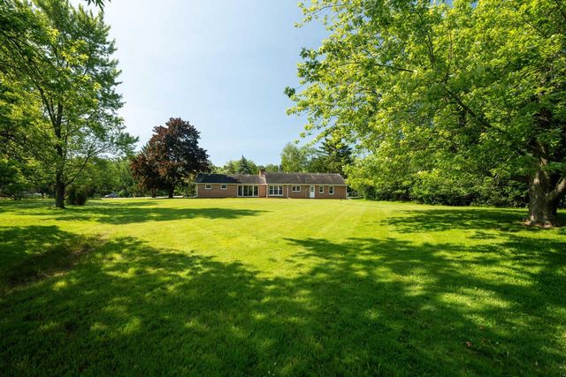 118 W Highview DRIVE, Mequon, WI 53092