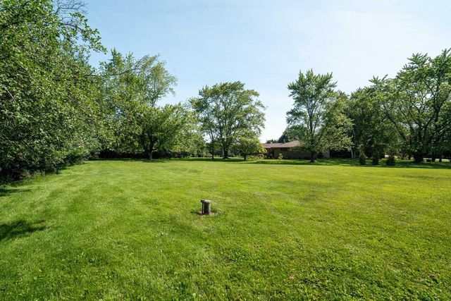 118 W Highview DRIVE, Mequon, WI 53092