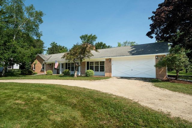 118 W Highview DRIVE, Mequon, WI 53092