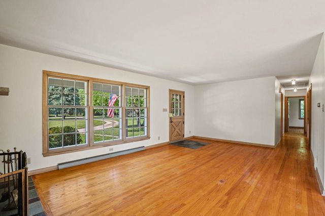 118 W Highview DRIVE, Mequon, WI 53092