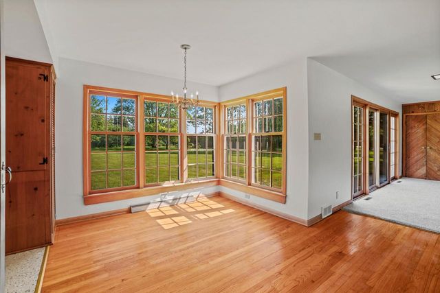 118 W Highview DRIVE, Mequon, WI 53092