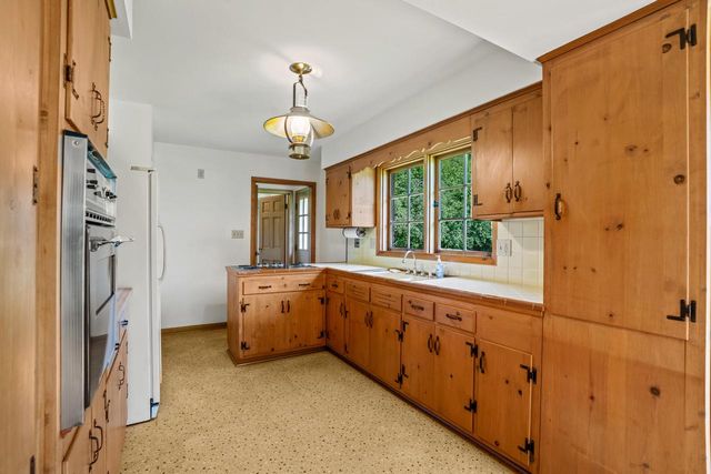 118 W Highview DRIVE, Mequon, WI 53092