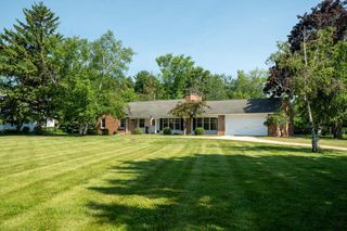 118 W Highview DRIVE, Mequon, WI 53092