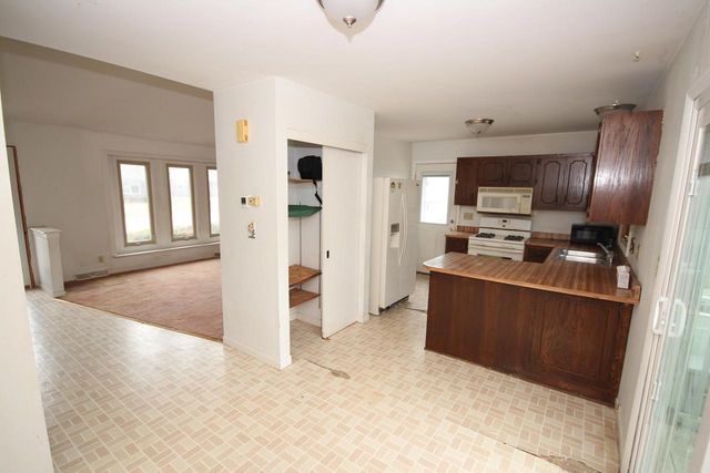 8645 S Riverton ROAD, Oak Creek, WI 53154